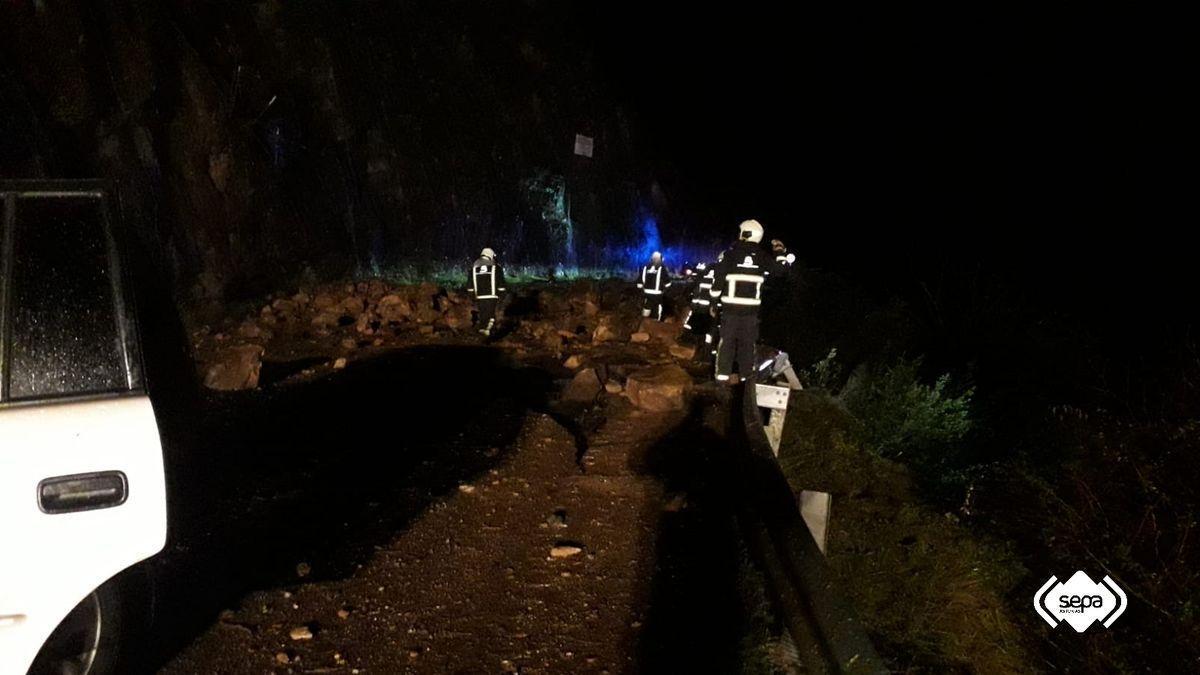 Muere una mujer en Asturias tras caer un desprendimiento sobre su coche
