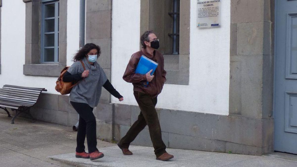 Demanen 11 mesos de presó per als pares de Cangas del Narcea que no porten els seus fills a classe per la Covid Demanen 11 mesos de presó per als pares de Cangas del Narcea que no porten els seus fills a classe per la Covid
