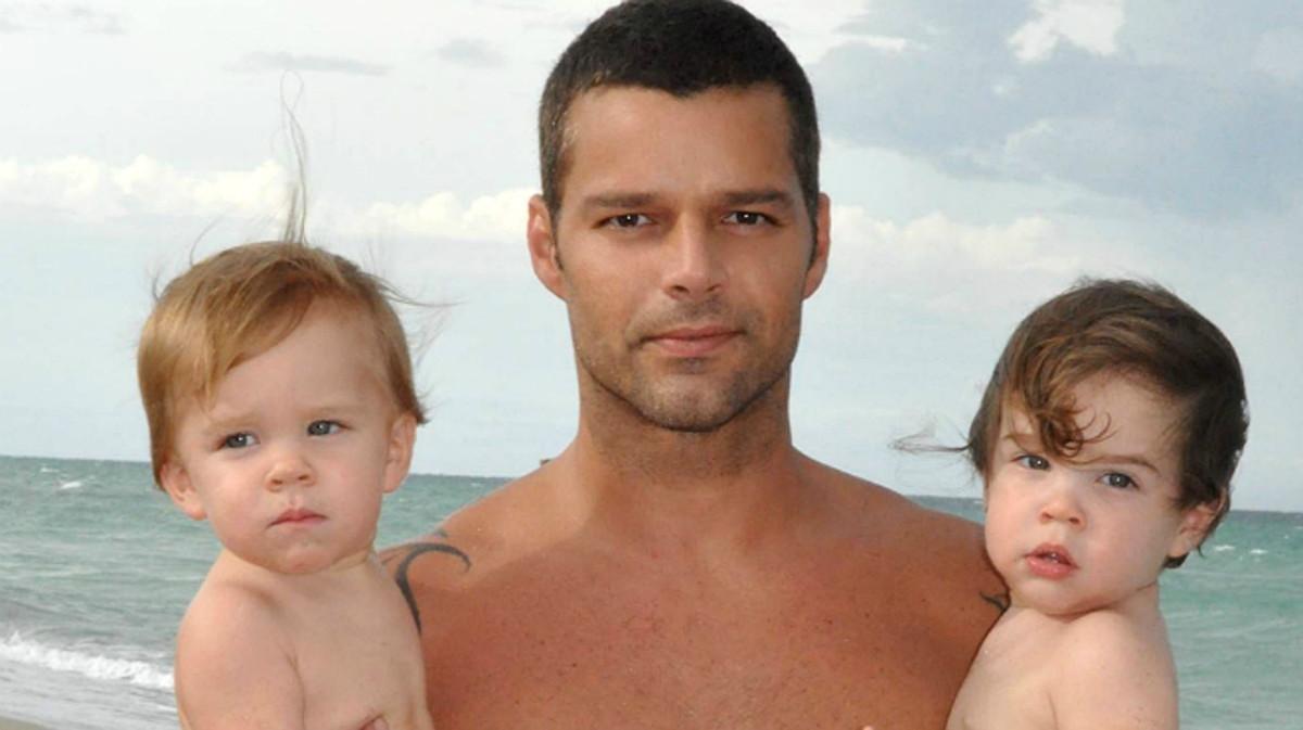 El puertorriqueño Ricky Martin con sus dos hijos, en agosto del 2009. 