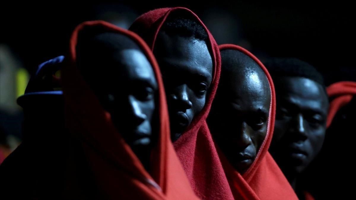 Inmigrantes abrigados con mantas, tras ser rescatados de una patera y trasladados al puerto de Málaga, el pasado octubre. Inmigrantes abrigados con mantas, tras ser rescatados de una patera y trasladados al puerto de Málaga, el pasado octubre.