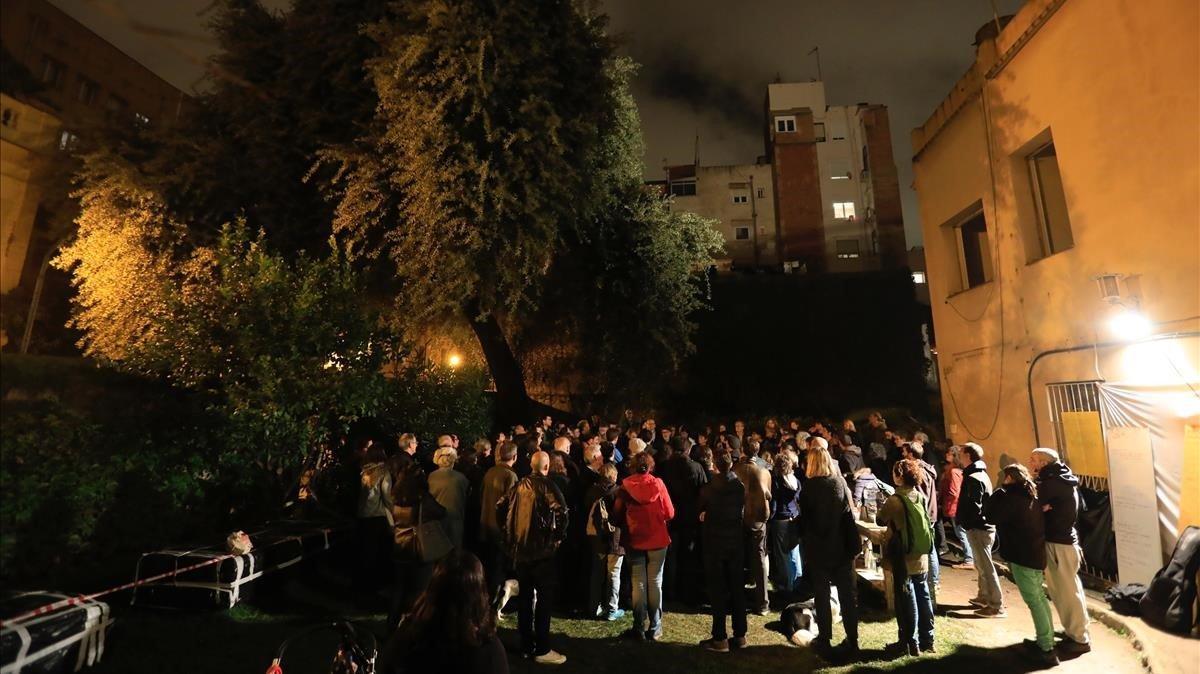 Asamblea de los vecinos que protestan por la posible demolición de dos casas y la encina en Gràcia, en noviembre.