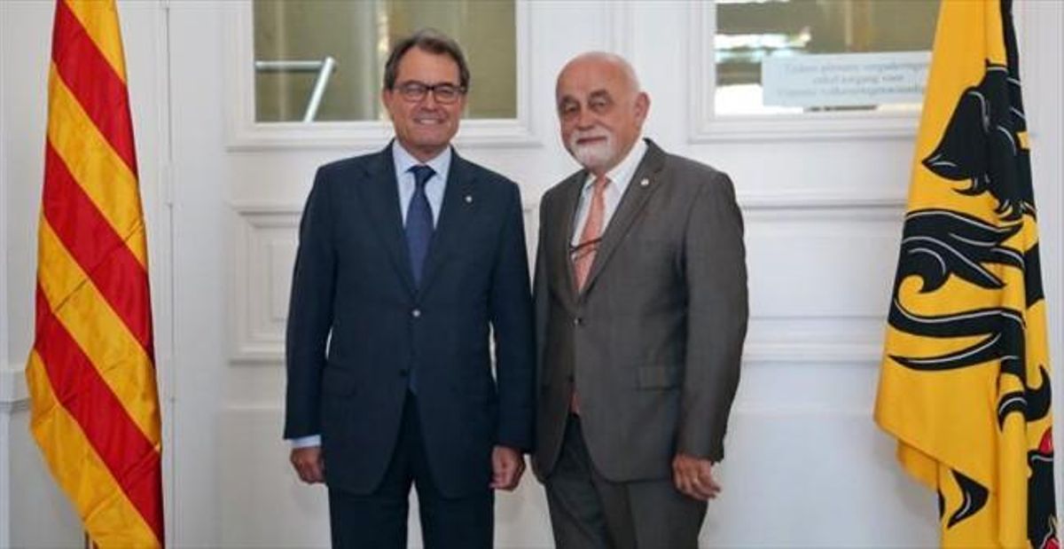 Mas y el presidente del parlamento flamenco, Jan Peumans, ayer. Mas y el presidente del parlamento flamenco, Jan Peumans, ayer.
