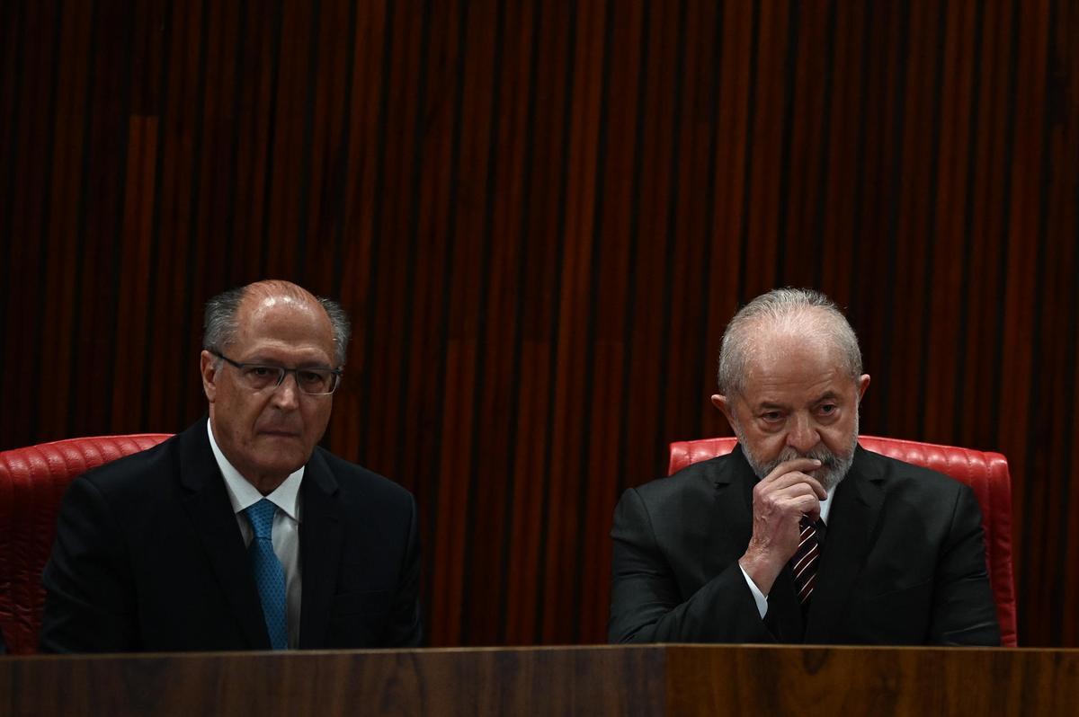 El presidente electo de Brasil, Luiz Inácio Lula da SIlva (d), junto al vicepresidente electo Geraldo Alckmin, asisten a la ceremonia de entrega del diploma presidencial en el Tribunal Superior Electoral, en Brasília (Brasil).