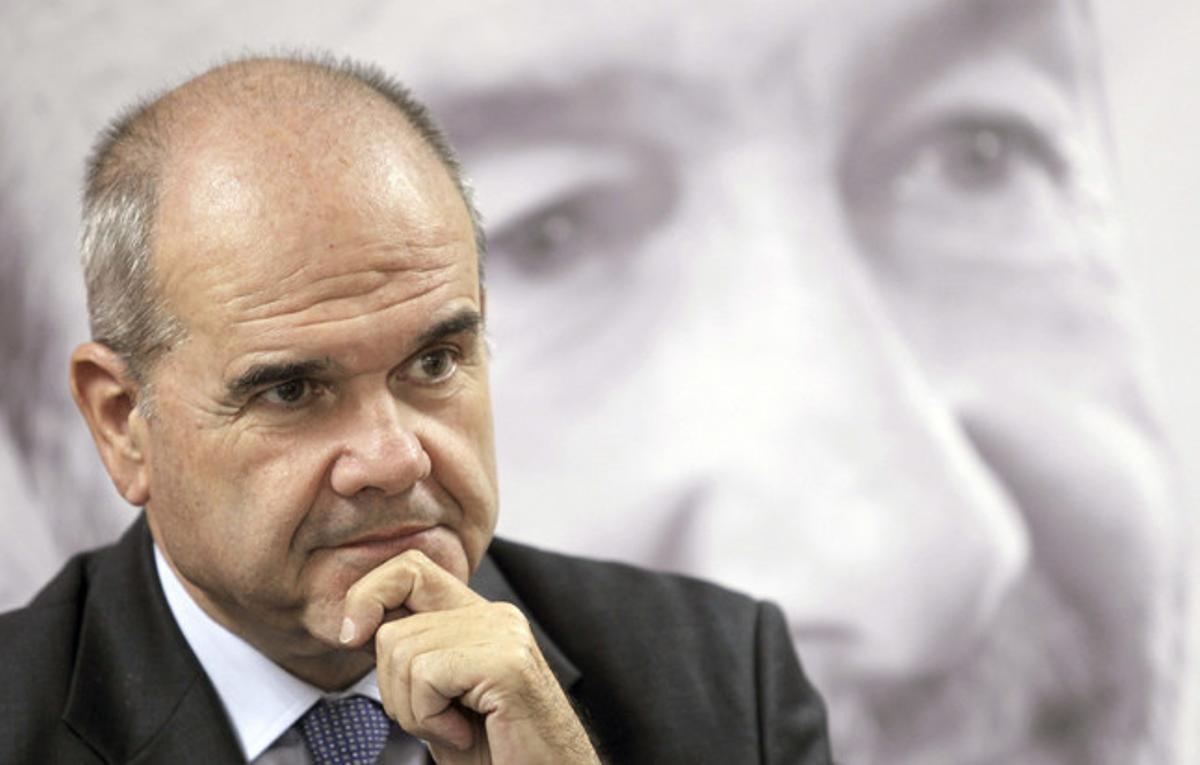 Manuel Chaves, durante la rueda de prensa que ofreció ayer en Salamanca. Manuel Chaves, durante la rueda de prensa que ofreció ayer en Salamanca.