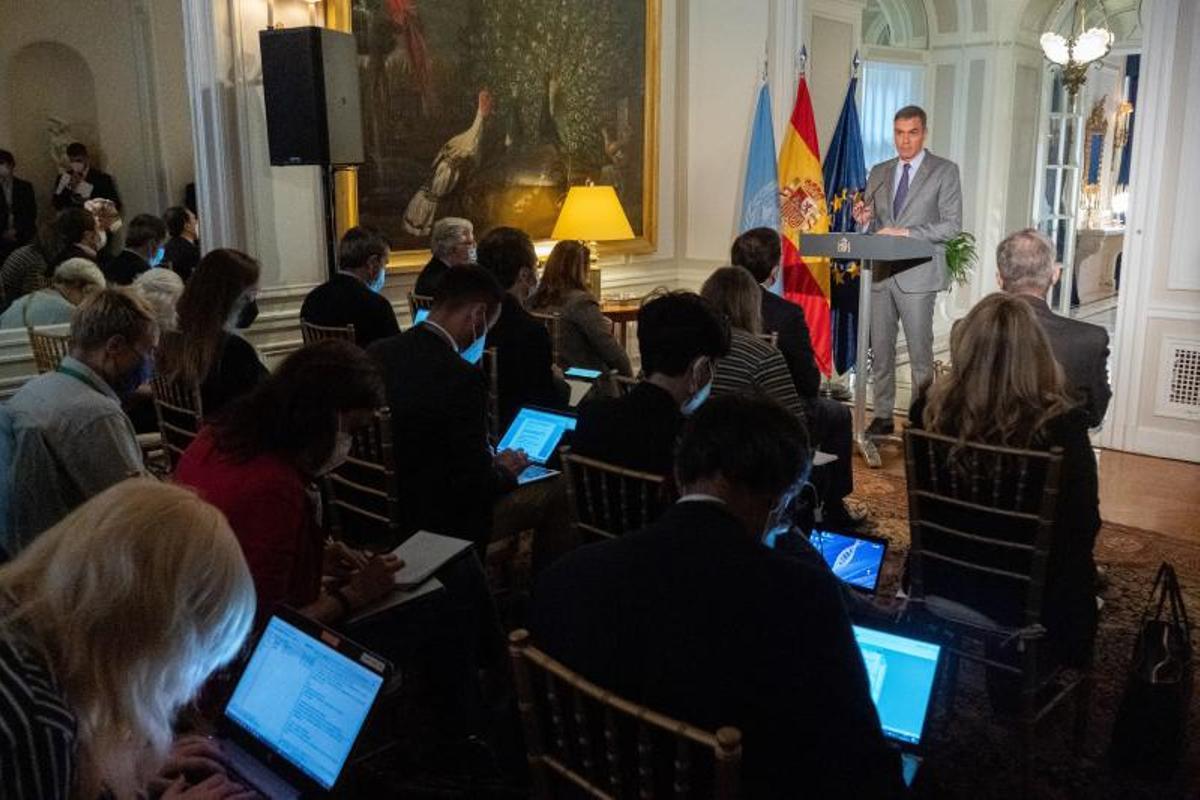 El presidente del Gobierno, Pedro Sánchez, durante su rueda de prensa en la residencia del embajador de España ante la ONU, en el Upper East Side de Nueva York, este 22 de septiembre de 2021. 