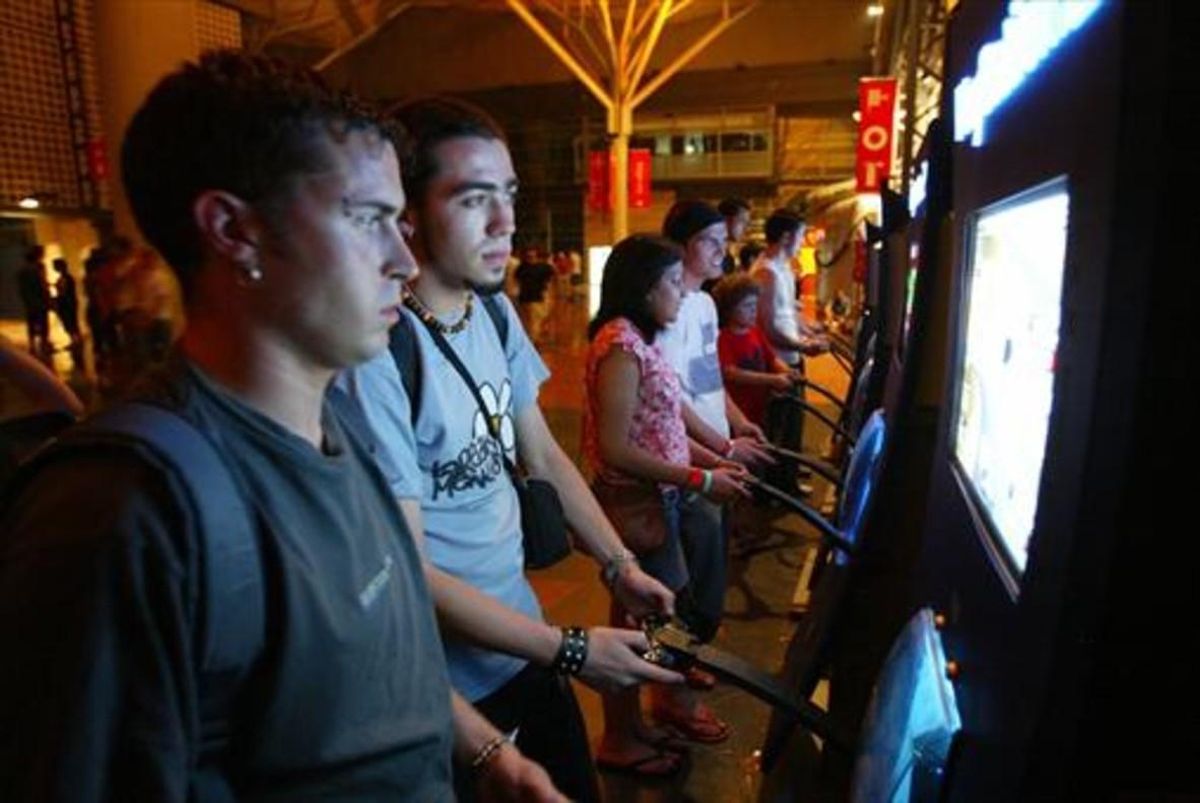 Dos jóvenes juegan a un videojuego. Dos jóvenes juegan a un videojuego.