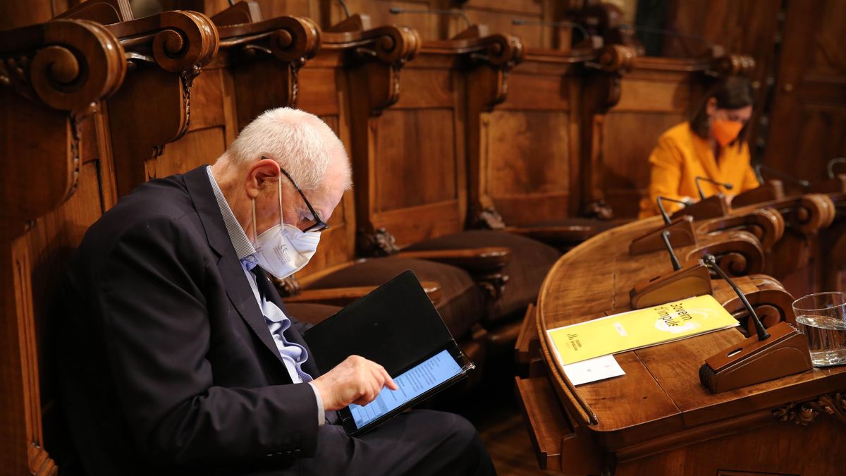 Ernest Maragall, durante el pleno municipal de este viernes. Ernest Maragall, durante el pleno municipal de este viernes.
