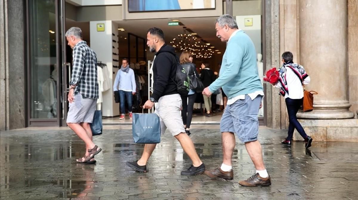 Compradores en el paseo de Gràcia de Barcelona. Compradores en el paseo de Gràcia de Barcelona.