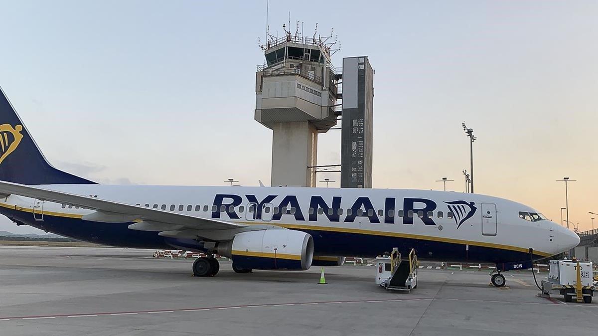 Un avión de Ryanair en la base de Girona.