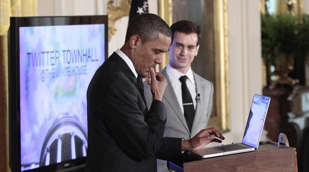 El jefe de Twitter, Jack Dorsey, con Barack Obama, cuando abrió su cuenta en la plataforma, en el 2011. El jefe de Twitter, Jack Dorsey, con Barack Obama, cuando abrió su cuenta en la plataforma, en el 2011.