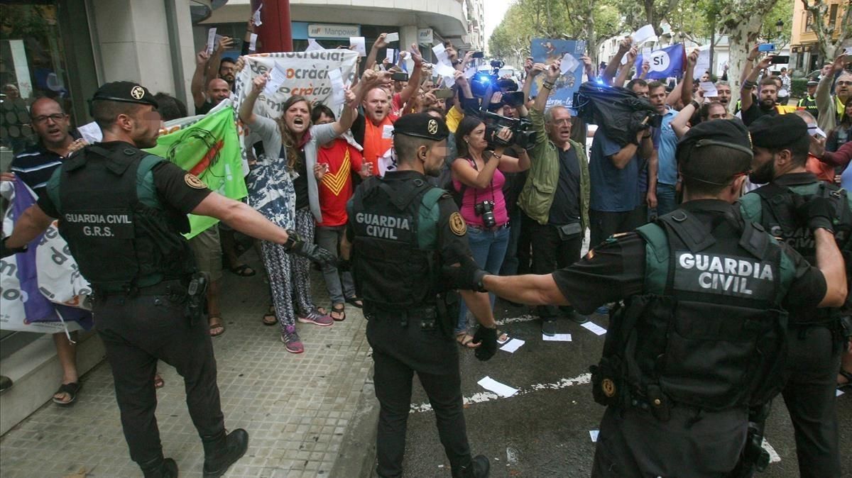 Guardias civiles ante un grupo de manifestantes, durante el registro del semanario ’El Vallenc’. Guardias civiles ante un grupo de manifestantes, durante el registro del semanario ’El Vallenc’.