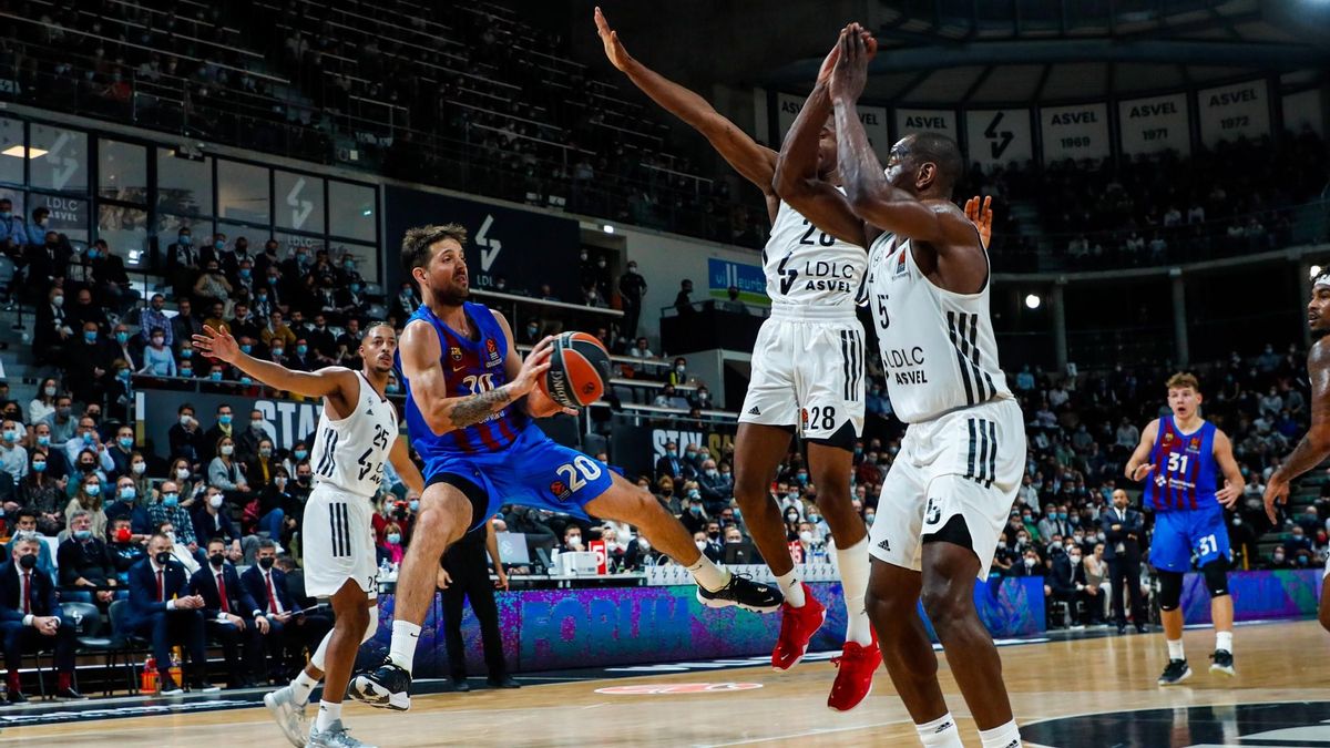 Laprovittola trata de pasar el balón ante dos jugadores del ASVEL. Laprovittola trata de pasar el balón ante dos jugadores del ASVEL.