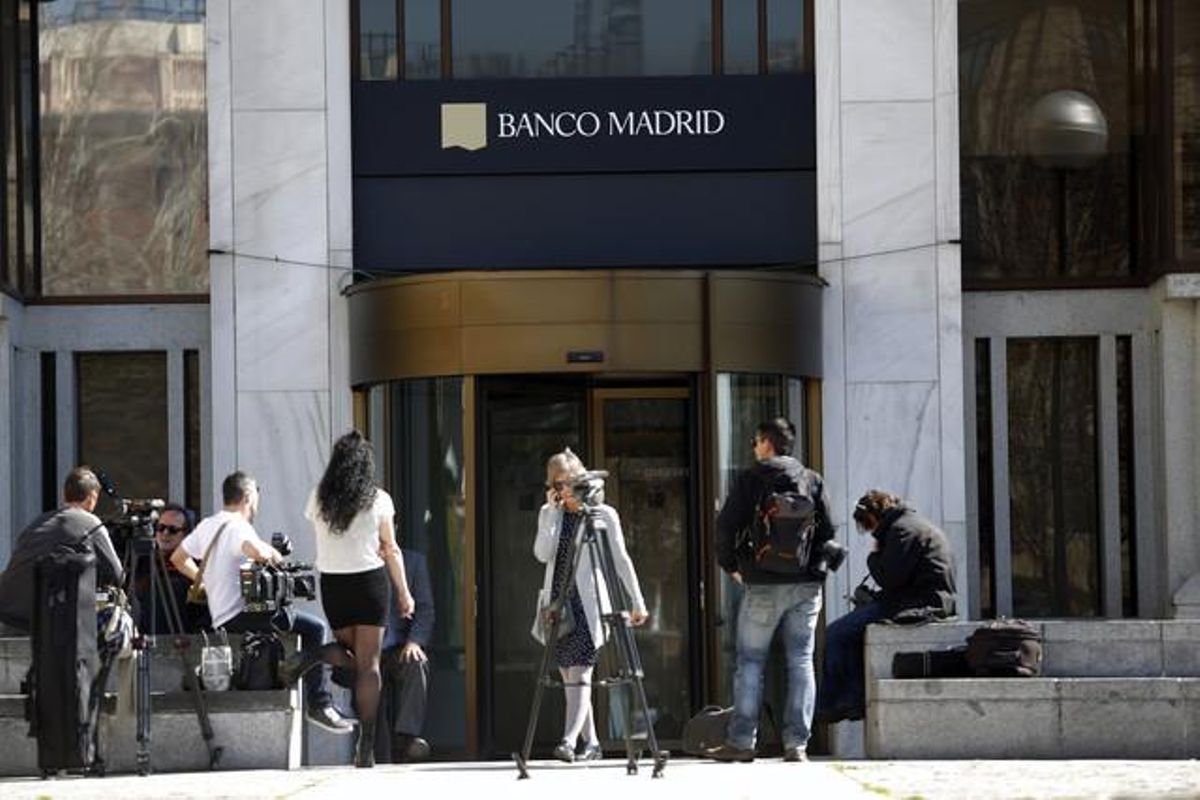 Varios periodistas esperan a las puertas de la sede del Banco de Madrid. Varios periodistas esperan a las puertas de la sede del Banco de Madrid.