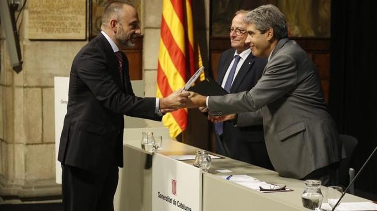 El conseller Francesc Homs entrega el premio a Marc Marginedas. El conseller Francesc Homs entrega el premio a Marc Marginedas.
