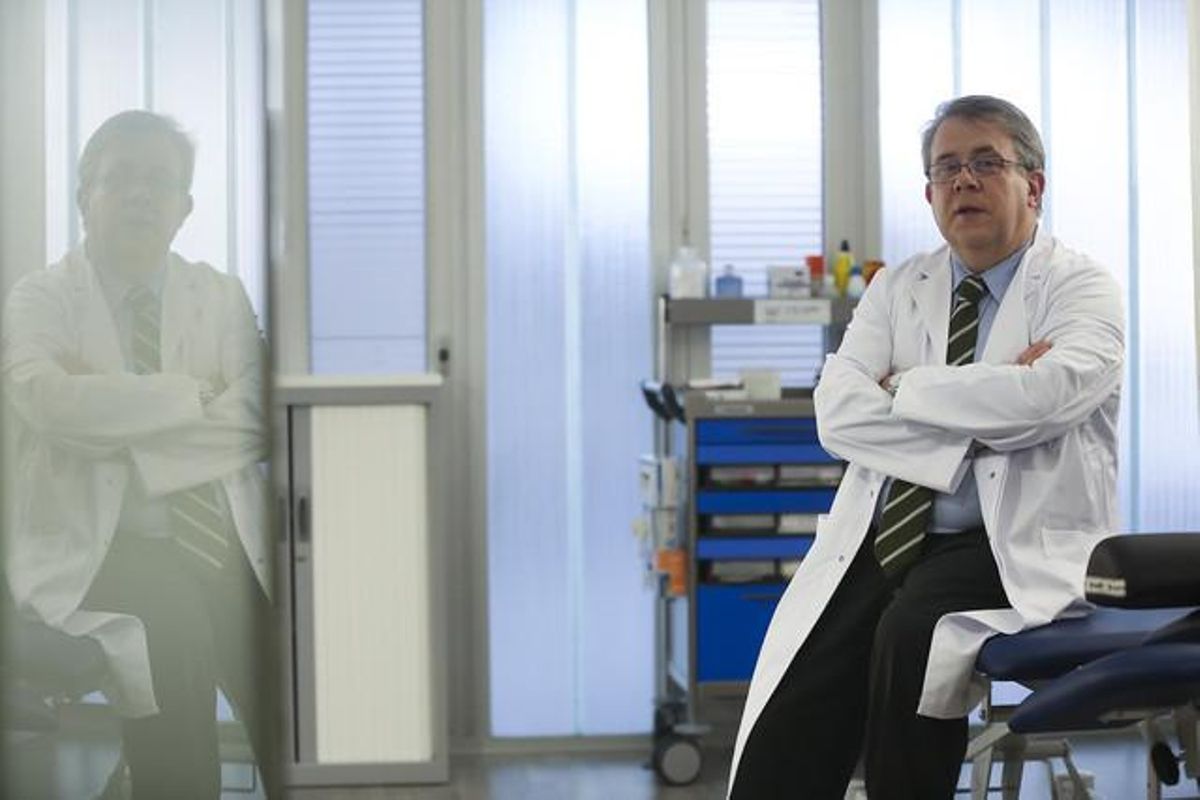 Jaume Padrós, en un consultorio médico. Jaume Padrós, en un consultorio médico.