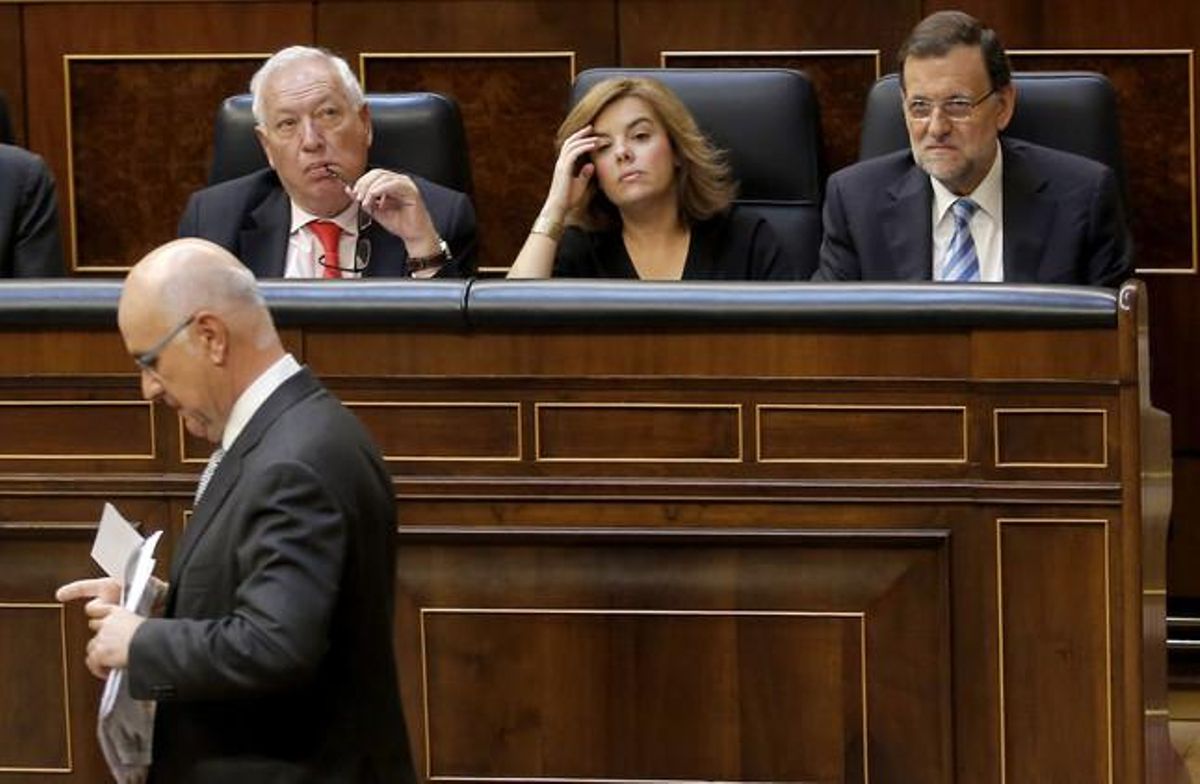 Duran pasa ante Rajoy, Sáenz de Santamaría y Margallo, en el pleno del Congreso sobre la ley de abdicación, el miércoles. Duran pasa ante Rajoy, Sáenz de Santamaría y Margallo, en el pleno del Congreso sobre la ley de abdicación, el miércoles.