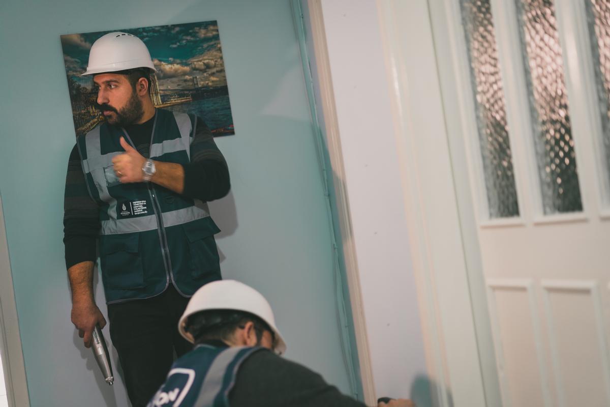 Ingenieros valoran los edificios de Estambul para prevenir derrumbe en caso de terromoto.