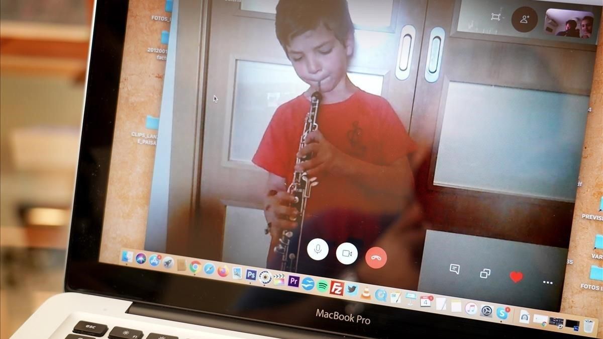 Jordi, de siete años, sigue con sus clases de oboé ’online’. Jordi, de siete años, sigue con sus clases de oboé ’online’.