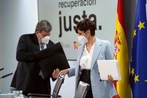 ¡ La ministra Portavoz, Isabel Rodríguez junto al ministro de Inclusión, Seguridad Social y Migraciones, José Luis Escrivá, tras la reunión del Consejo de Ministros.