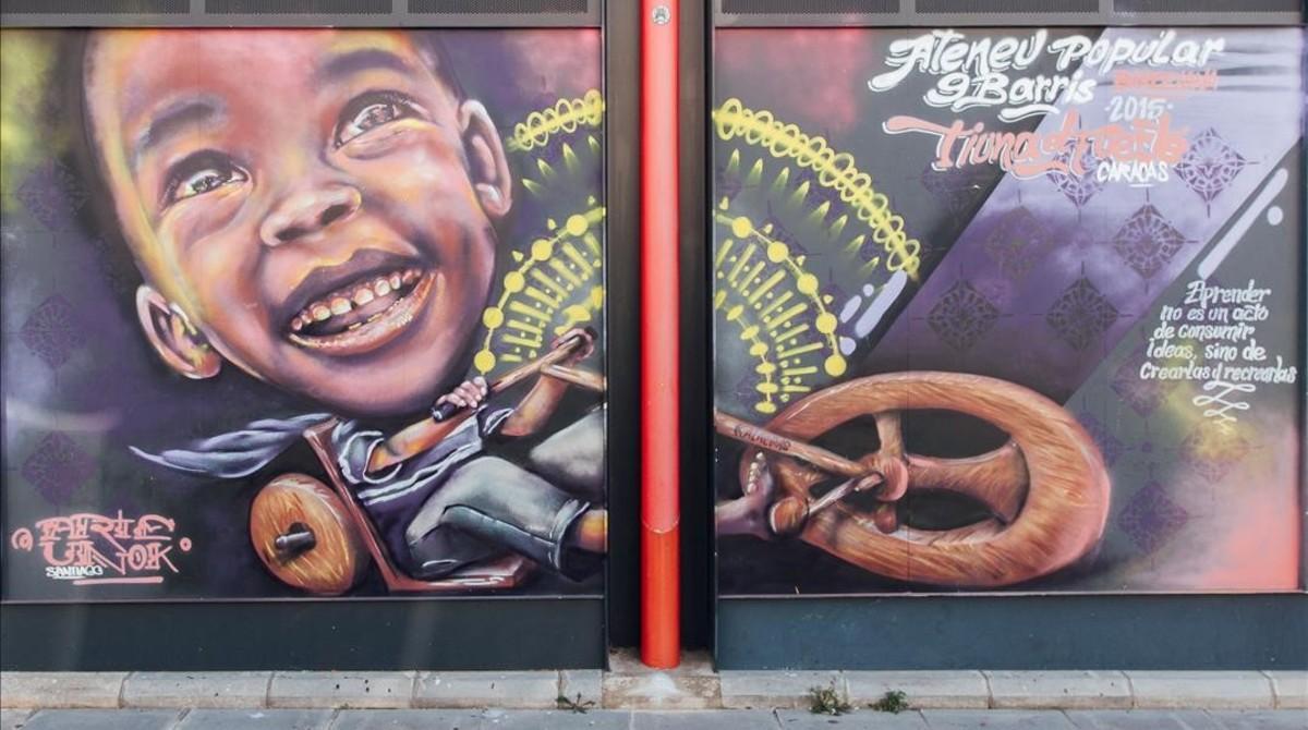 Uno de los espectaculares murales en las paredes exteriores del Ateneu Popular Nou Barris.
