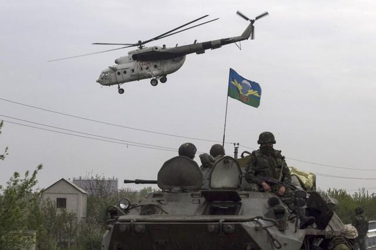 Militares ucranianos se posicionan en un puesto de control cerca de Slaviansk. Militares ucranianos se posicionan en un puesto de control cerca de Slaviansk.