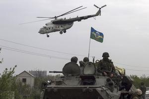 Militares ucranianos se posicionan en un puesto de control cerca de Slaviansk.