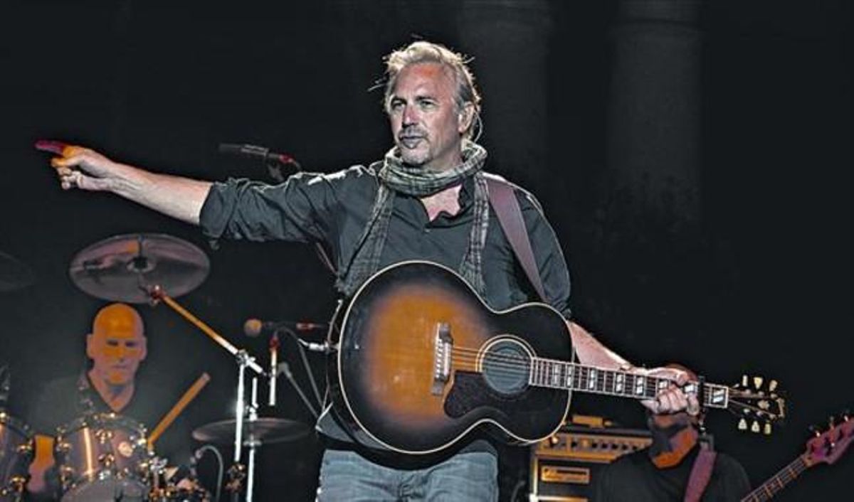 Complicidad 8Kevin Costner, durante su concierto de anoche en Barcelona. Complicidad 8Kevin Costner, durante su concierto de anoche en Barcelona.