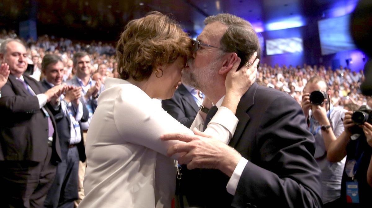 Rajoy se despide de Santamaría tras haber pronunciado su último discurso como presidente del PP, en julio, en el congreso del PP. Rajoy se despide de Santamaría tras haber pronunciado su último discurso como presidente del PP, en julio, en el congreso del PP.