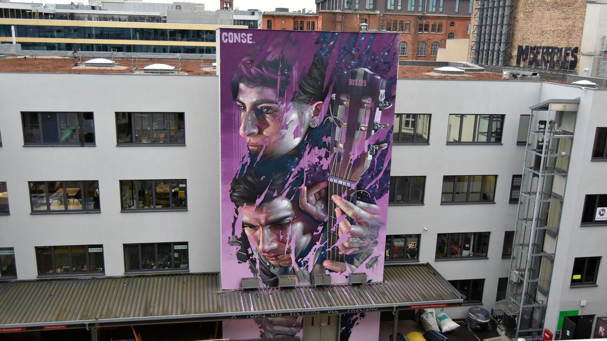 El mural ’Días de ira’, obra de Conse en homenaje a Helios Gómez, en Berlín.