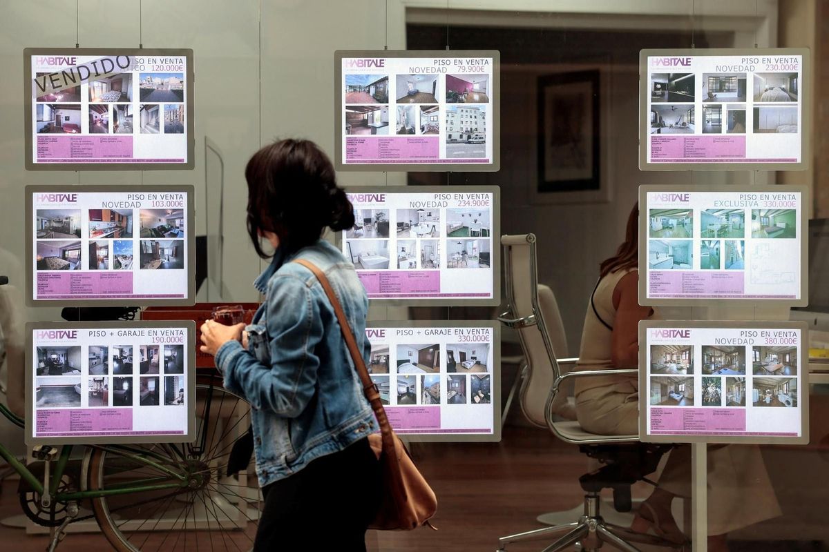 Una persona pasa ante el escaparate de una agencia inmobiliaria, en una imagen de archivo. EFE/Biel Aliño Una persona pasa ante el escaparate de una agencia inmobiliaria, en una imagen de archivo. EFE/Biel Aliño