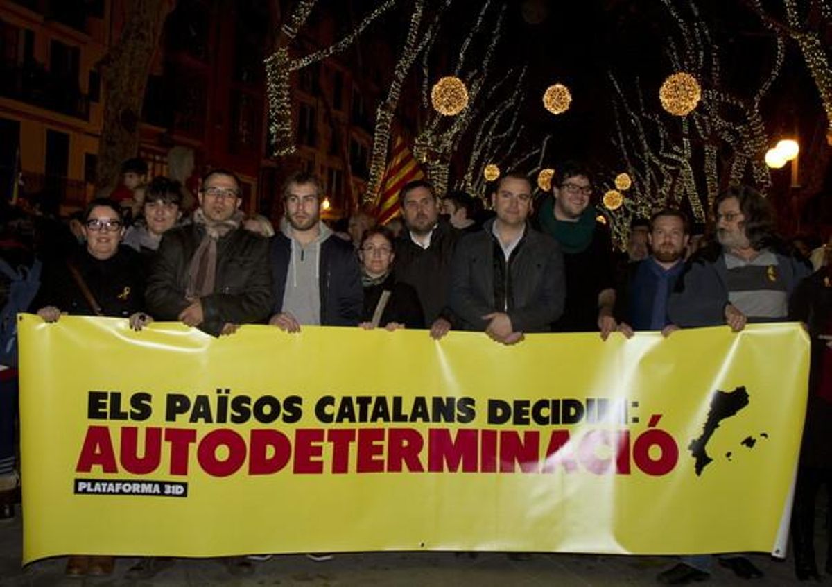 Oriol Junqueras (centro), el presidente de ERC en Mallorca, Joan Lladó (cuarto por la derecha), y el secretario general del Partit Socialista de Mallorca, Biel Barceló (segundo por la izquierda), entre otros, participan en la manifestación independentista, el domingo en Palma. Oriol Junqueras (centro), el presidente de ERC en Mallorca, Joan Lladó (cuarto por la derecha), y el secretario general del Partit Socialista de Mallorca, Biel Barceló (segundo por la izquierda), entre otros, participan en la manifestación independentista, el domingo en Palma.