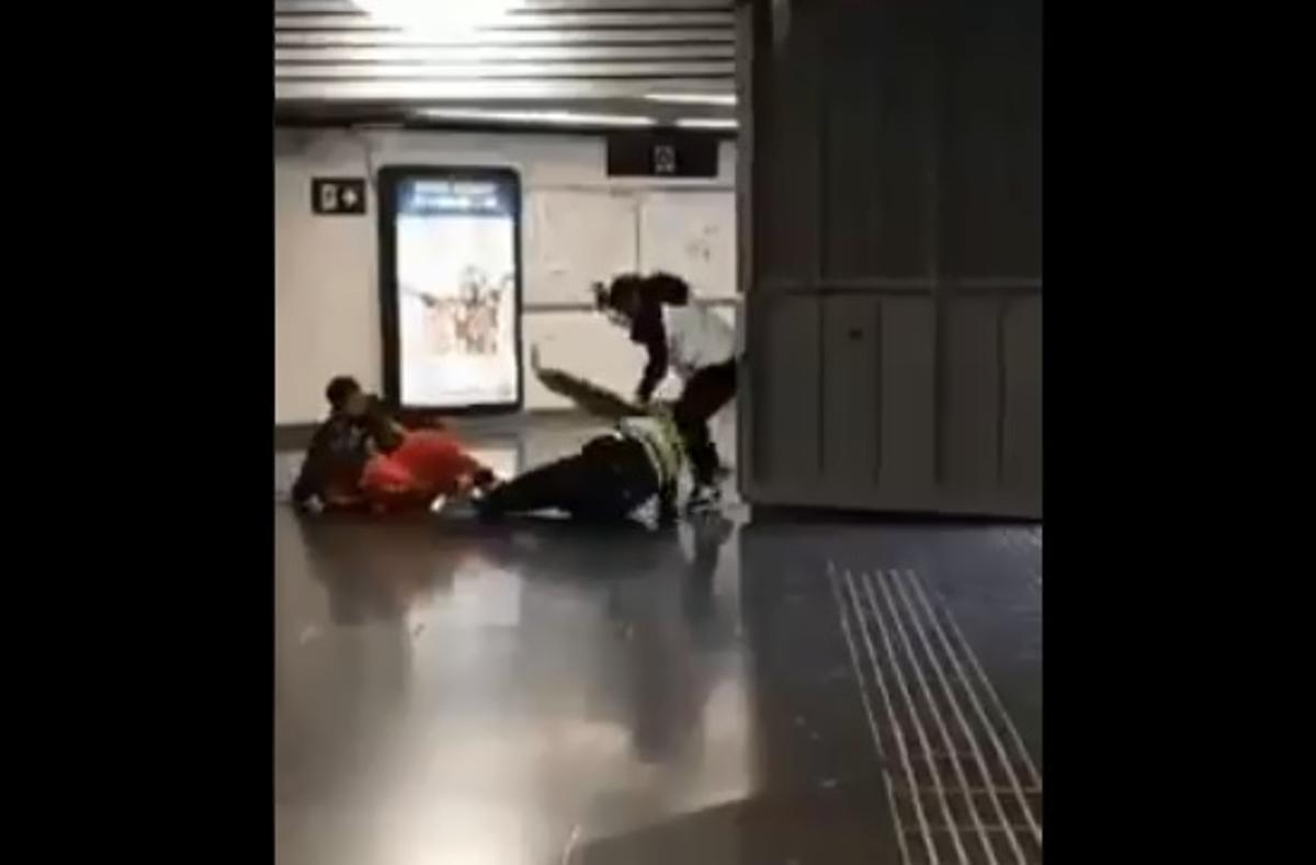 Captura del vídeo que circula de la agresión en Renfe.