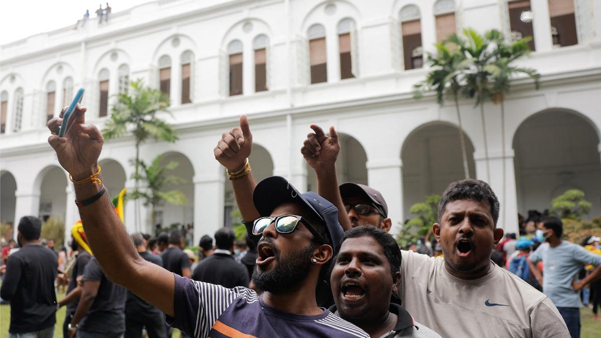 Manifestantes protestan dentro de la casa del presidente Gotabaya Rajapaksa, en Colombo.