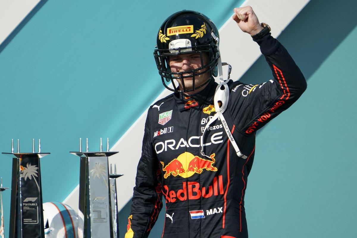 El piloto neerlandés de la escudería Red Bull de Fórmula 1, Max Verstappen, fue registrado este domingo, al subir al podio del Gran Premio de Miami, luego de imponerse en la carrera, en Miami Gardens (Florida, EE.UU.). EFE/Greg Nash