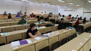 Alumnos universitarios en una aula.
