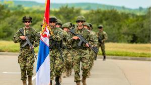 Soldados serbios en la celebración del final de un ejercicio militar.