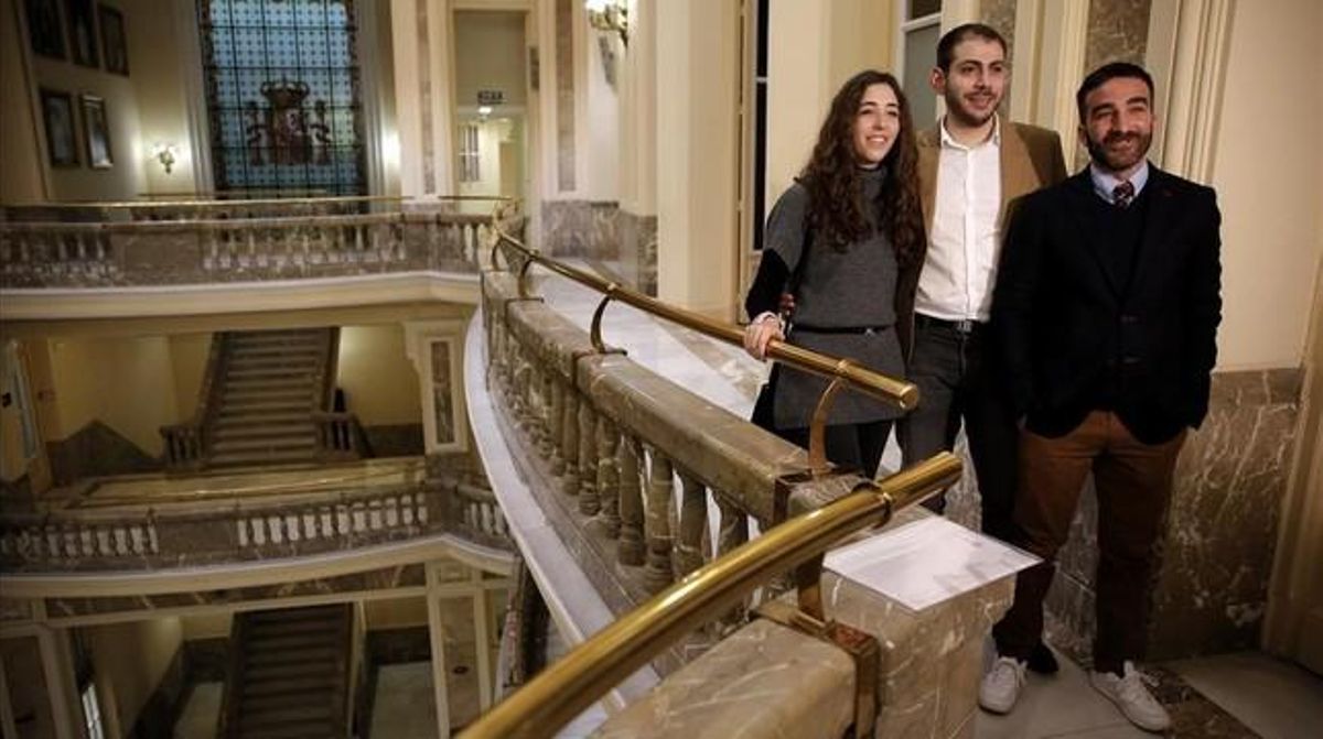 Enrique Fonseca (en el centro), junto a otras dos exvíctimas de acoso escolar, Nadia Represa y Francisco Polo, tras reunirse con el ministro Méndez de Vigo. Enrique Fonseca (en el centro), junto a otras dos exvíctimas de acoso escolar, Nadia Represa y Francisco Polo, tras reunirse con el ministro Méndez de Vigo.