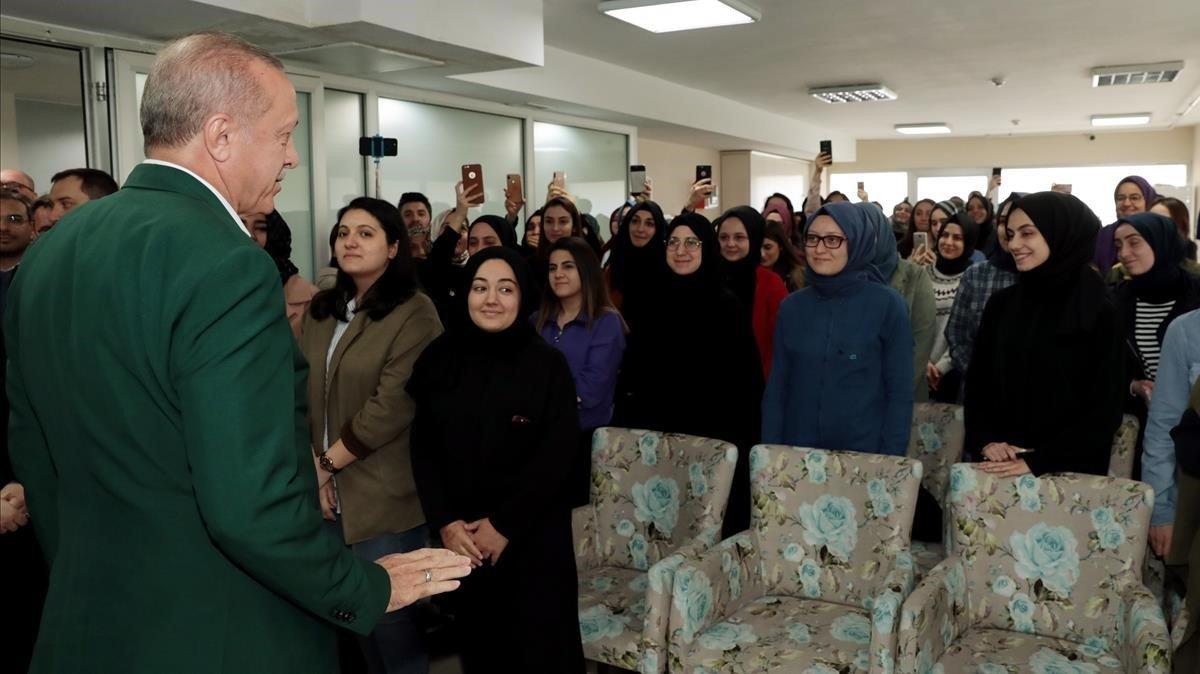  Recep Tayyip Erdogan, en la visita a una residencia femenina en Estambul.