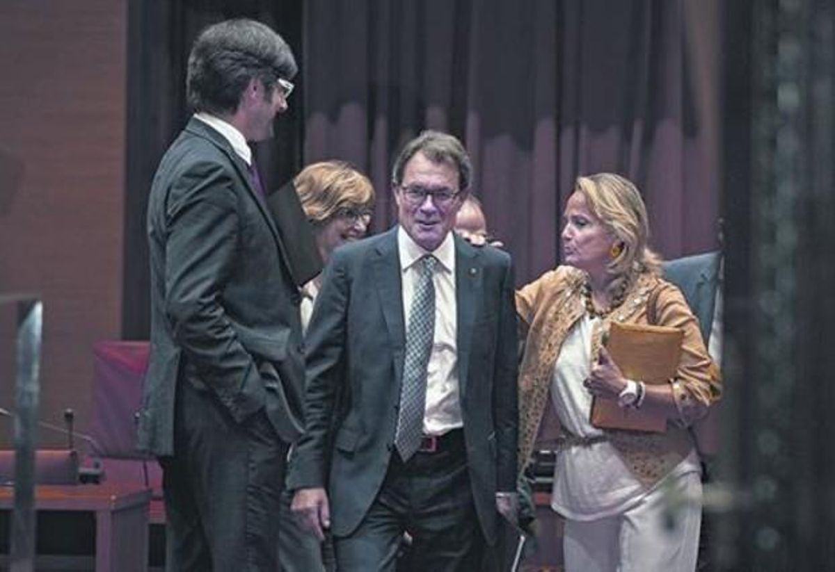 Artur Mas, juntoa su mujer y su jefe de prensa, se dirige al hemiciclo, ayer en el Parlament. Artur Mas, juntoa su mujer y su jefe de prensa, se dirige al hemiciclo, ayer en el Parlament.
