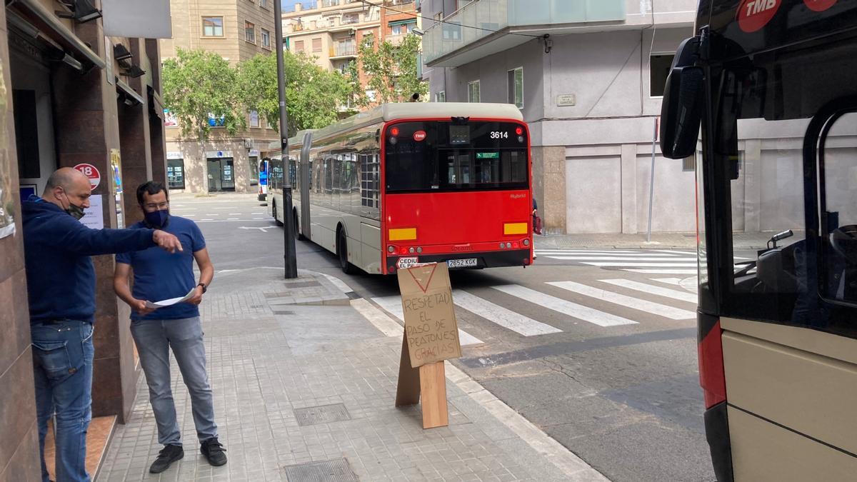 García y Motos, junto al cartel que pide a los buses que respeten el paso de peatones