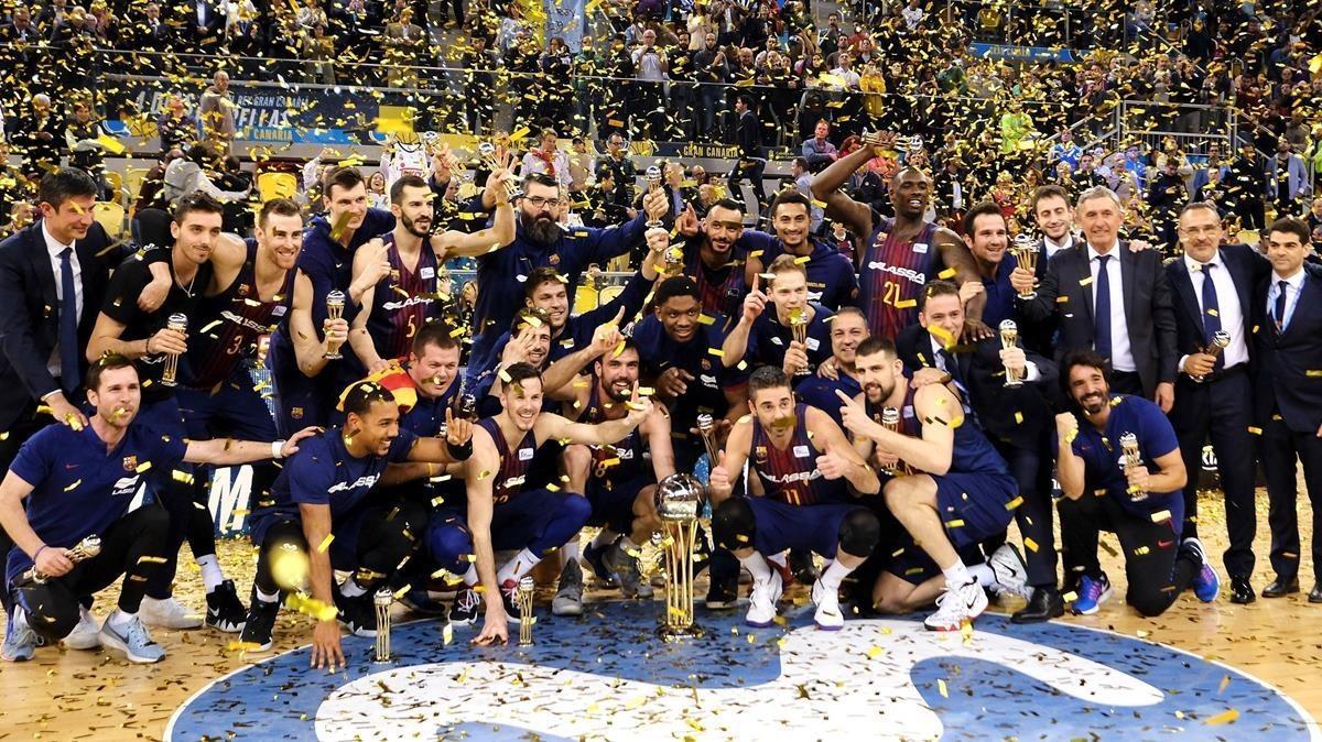 Los jugadores del Barça posan con el trofeo tras ganar al Madrid en la final de la Copa del Rey de baloncesto.