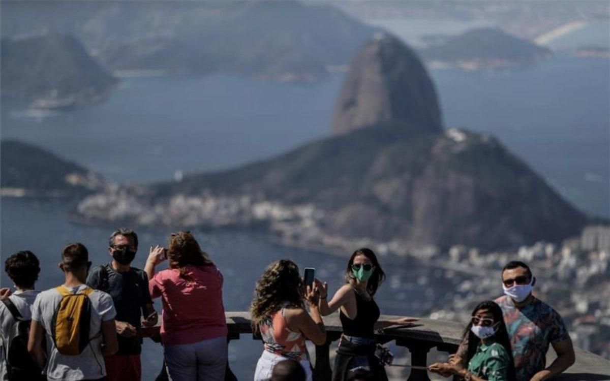 Turistas en el Cristo del Corcovado de Río de Janeiro en plena pandemia del coronavirus. Turistas en el Cristo del Corcovado de Río de Janeiro en plena pandemia del coronavirus.