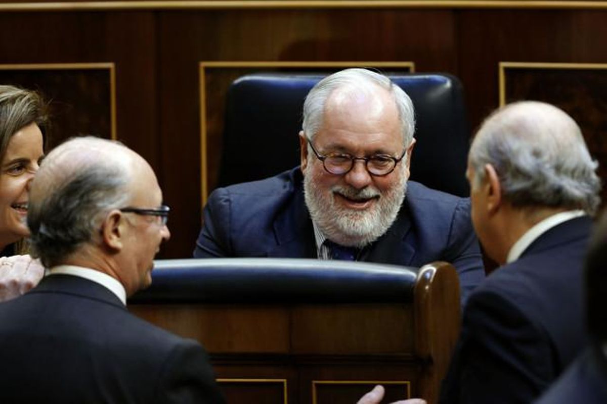 Miguel Arias Cañete, felicitado por los ministros Báñez, Montoro y Fernández Díaz, esta mañana, en el Congreso. Miguel Arias Cañete, felicitado por los ministros Báñez, Montoro y Fernández Díaz, esta mañana, en el Congreso.