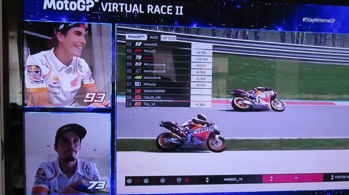 Marc Márquez (arriba) y su hermano Àlex pelean por la tercera plaza en el segndo GP virtual de MotoGP. Marc Márquez (arriba) y su hermano Àlex pelean por la tercera plaza en el segndo GP virtual de MotoGP.