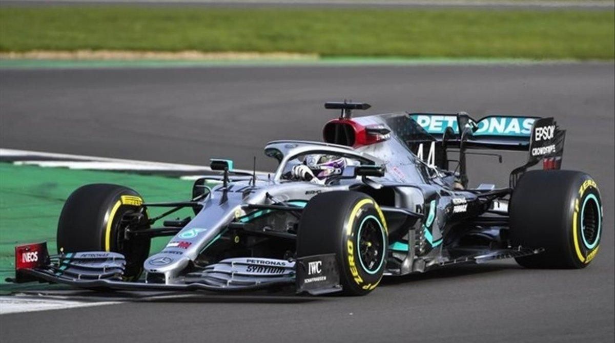 Lewis Hamilton y su nuevo Mercedes W11, hoy, en Silverstone. Lewis Hamilton y su nuevo Mercedes W11, hoy, en Silverstone.