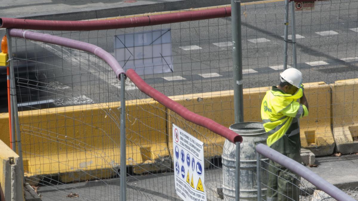 Un operario en una pausa para superar los efectos de la ola de calor en las obras que se están realizando este verano en la Gran VÍa Un operario en una pausa para superar los efectos de la ola de calor en las obras que se están realizando este verano en la Gran VÍa
