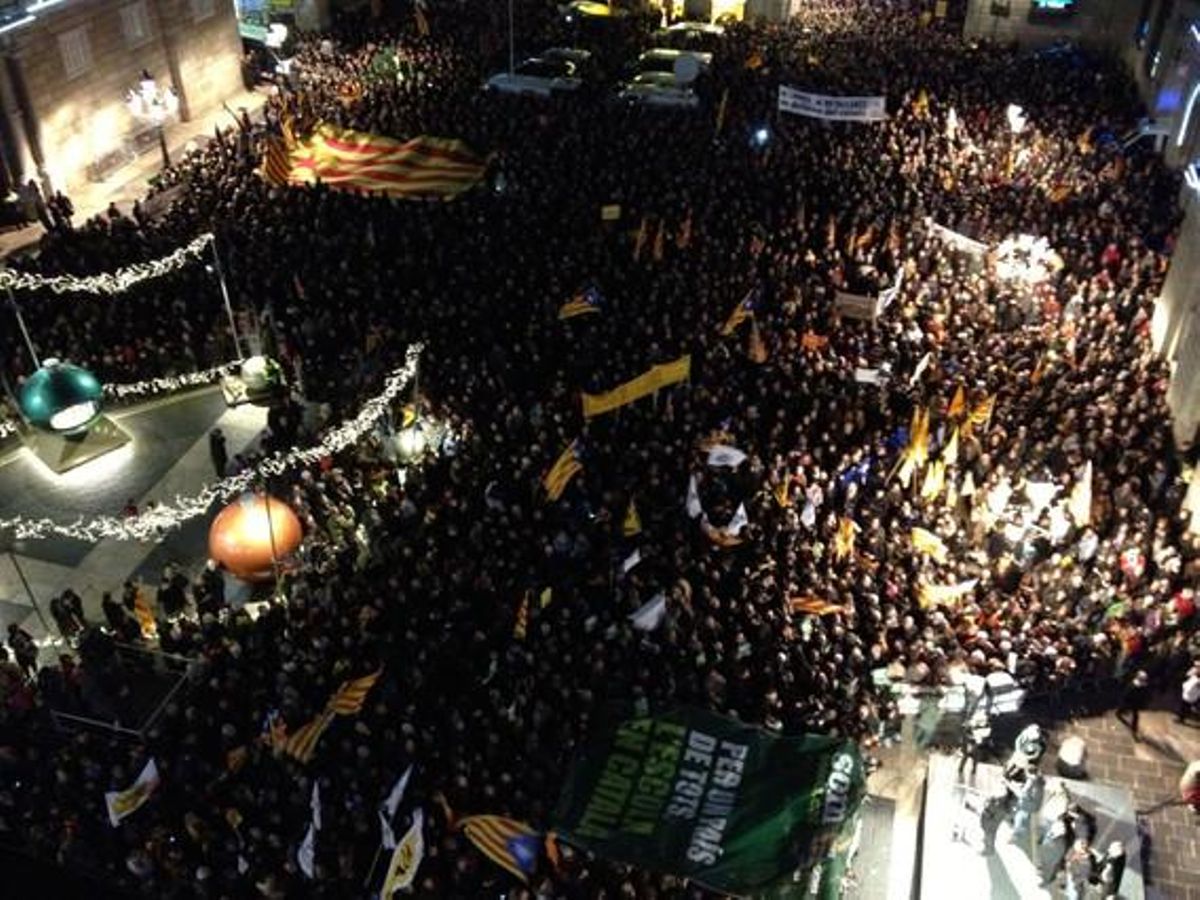 Aspecto de la manifestación contra la reforma educativa de Wert de este lunes en la plaza Sant Jaume de Barcelona. Aspecto de la manifestación contra la reforma educativa de Wert de este lunes en la plaza Sant Jaume de Barcelona.