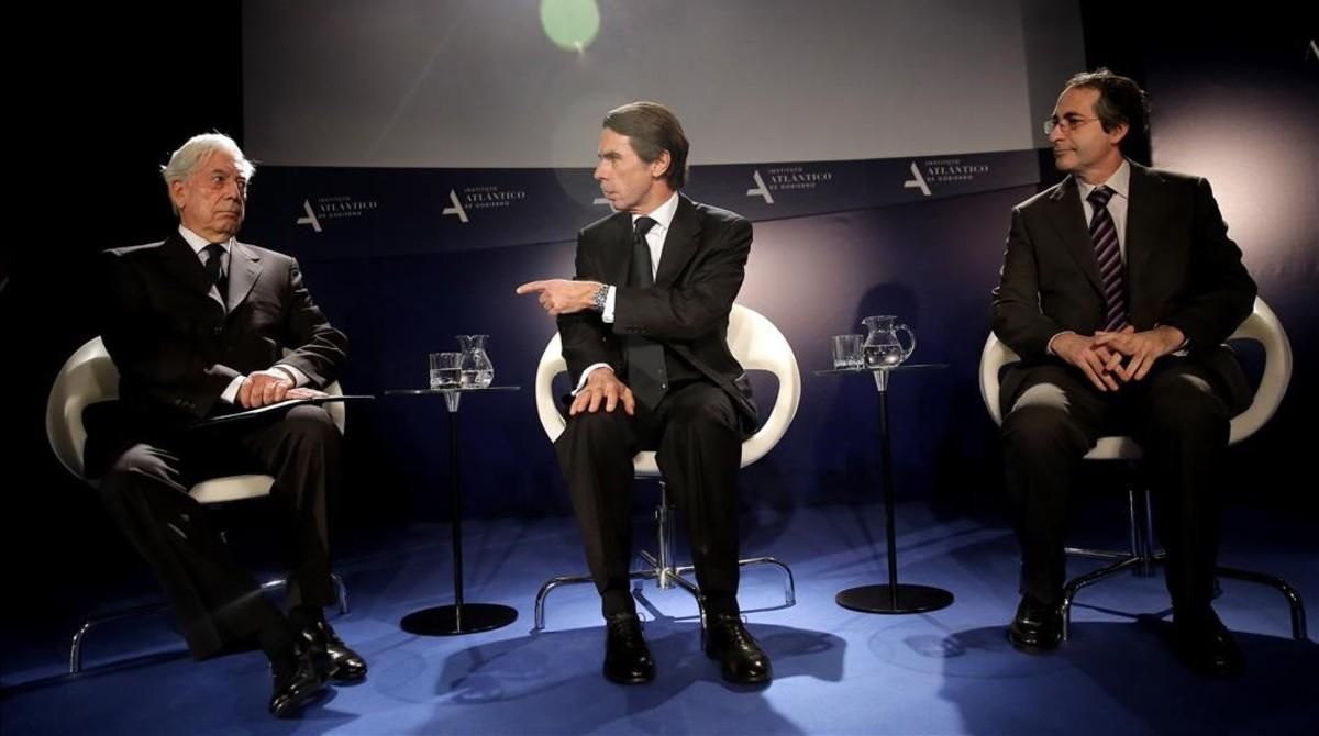 El recotr de la Universidad Juan Carlos I, Fernando Suárez (derecha), con José María Aznar y Mario Vargas Llosa, en el 2015. El recotr de la Universidad Juan Carlos I, Fernando Suárez (derecha), con José María Aznar y Mario Vargas Llosa, en el 2015.