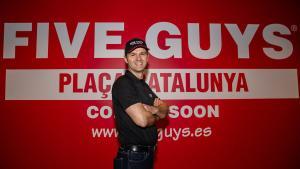 El director general de Five Guys en España y Portugal, Daniel Agromayor, frente a la nueva hamburguesería de la cadena en Plaza Catalunya.