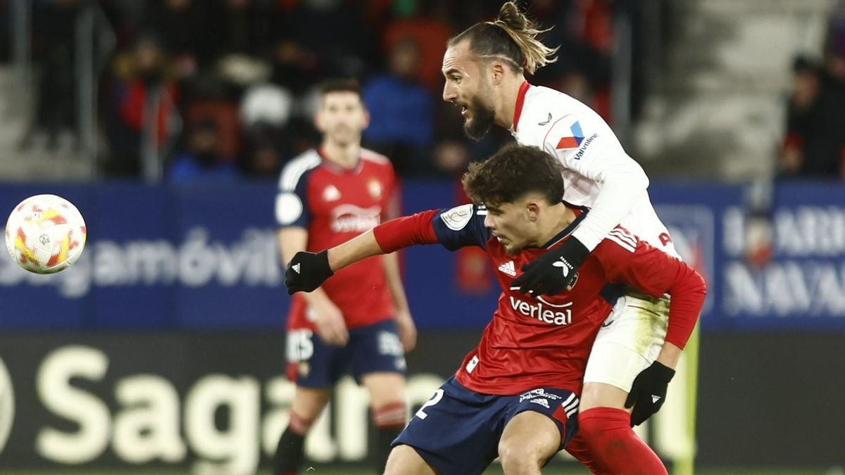 Abde, defendido por Gudelj en el partido de este miércoles. Abde, defendido por Gudelj en el partido de este miércoles.